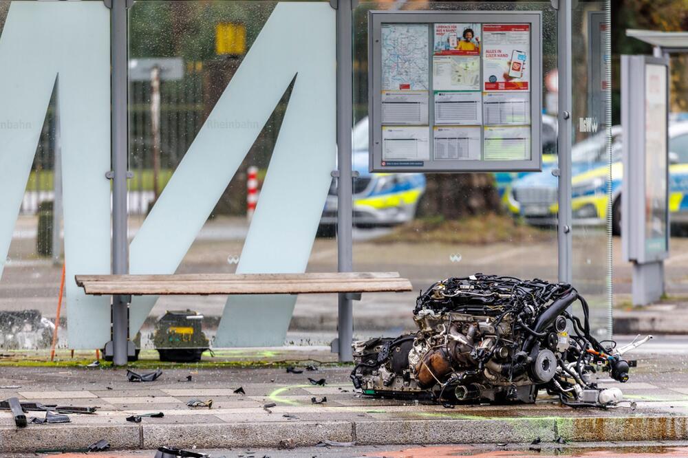 Auto überschlägt sich in Düsseldorf