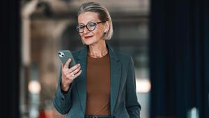 Frau am Smartphone