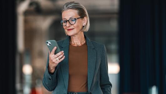 Frau am Smartphone