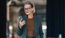 Frau am Smartphone