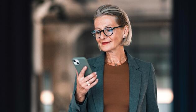 Frau am Smartphone