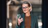 Frau am Smartphone