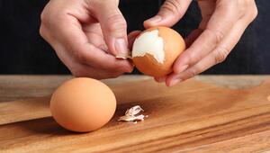 Person schält Eier