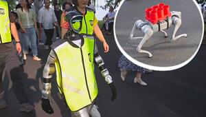 Auf Streife in China: Roboter-Polizeiteam sorgt für Touristenansturm