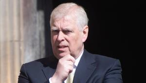 Andrew Mountbatten-Windsor ist auf neuen Fotos mit Jeffrey Epstein zu sehen.