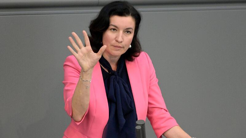 Unionsfraktionsvize Dorothee Bär hält eine Rede im Bundestag.