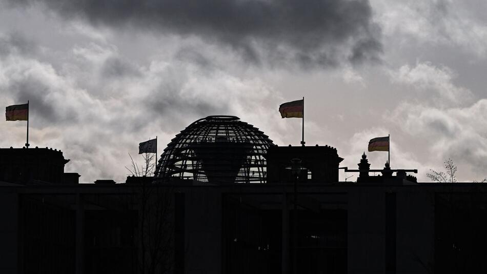 Wolken über dem Reichstagsgebäude