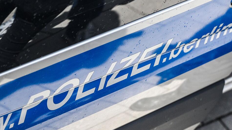 Polizeischriftzug auf einem Streifenwagen