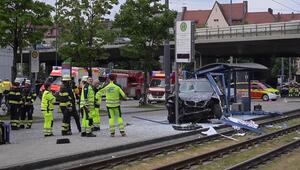 München: Auto fährt in Haltestelle - mehrere Verletzte
