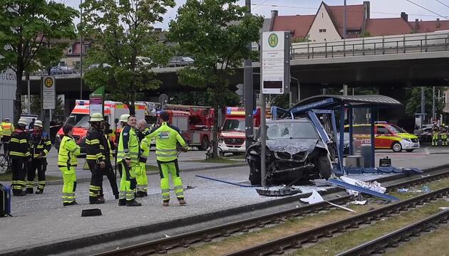 München: Auto fährt in Haltestelle - mehrere Verletzte