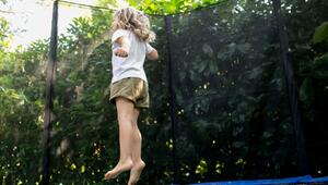 Ein Kind auf einem Trampolin