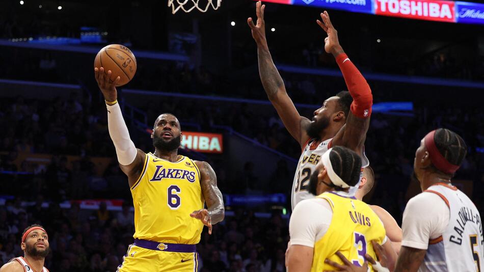 Lakers-Star LeBron James versucht einen Layup gegen die Denver Nuggets
