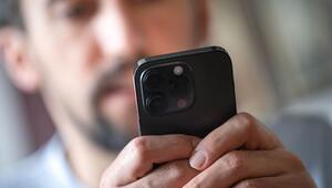 Ein Mann schaut auf ein Smartphone