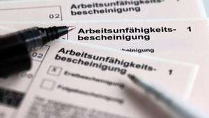 Arbeitsunfähigkeitsbescheinigungen liegen auf einem Tisch