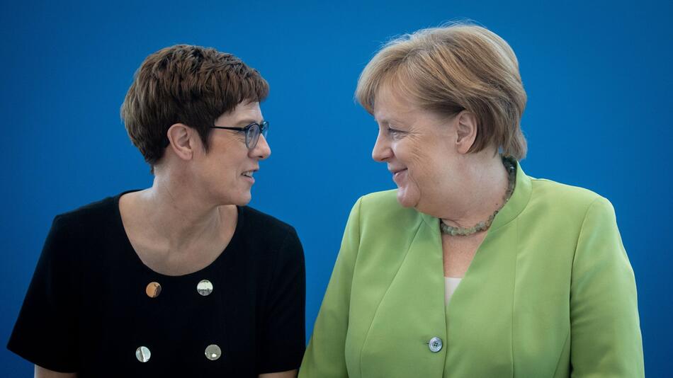 Annegret Kramp-Karrenbauer und Angela Merkel