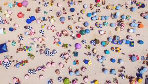 Luftansicht eines Strandes mit vielen Schirmen