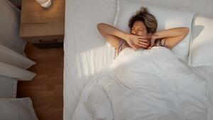 Frau müde Bett