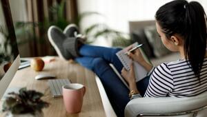 junge Frau macht eine To-Do-Liste