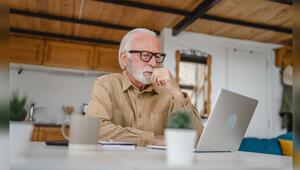 Ältere Beschäftigte sollen mit der geplanten Aktivrente motiviert werden, länger im Beruf zu ...