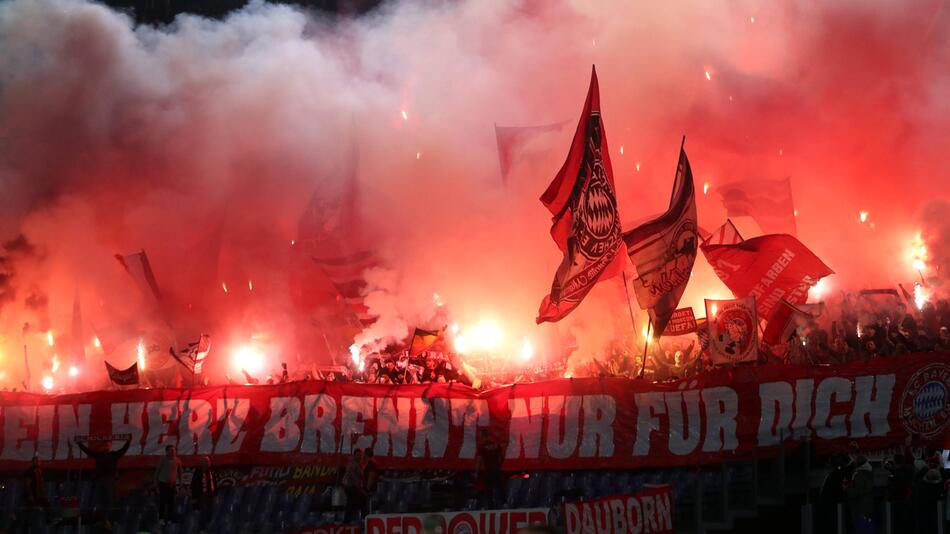 Die Bayern-Fans mit reichlich Pyrotechnik bei ihrem Auftritt in Rom.