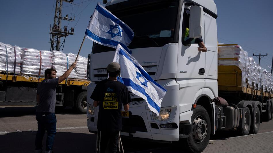 Lastwagen mit Hilfsgütern nahe des Grenzübergangs Kerem Shalom