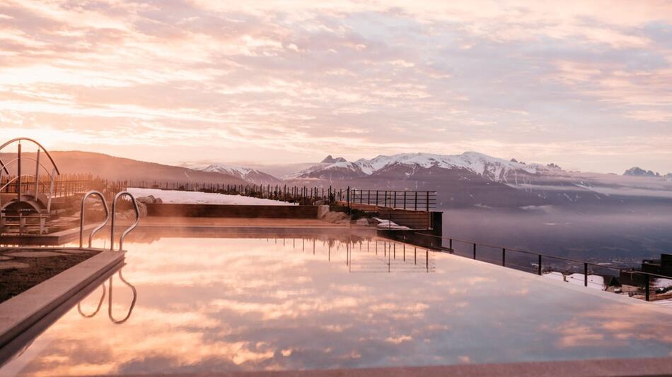 Das Familiamus in Meransen bietet einen traumhaften Blick über die Berge und Täler Südtirols.