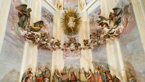 Szene "Christi Himmelfahrt" in einer Kapelle