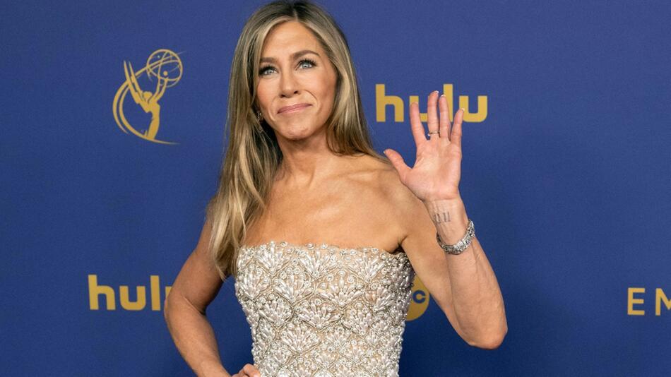 Jennifer Aniston lächelt im Herbst bei den diesjährigen Emmy Awards.