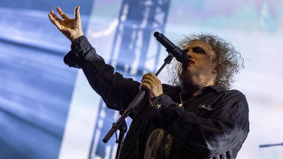 Robert Smith ist Sänger, Gitarrist und Mitgründer von The Cure.