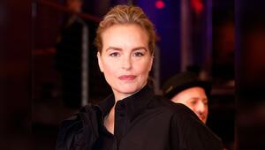 Nina Hoss behandelt in ihrem neuen Film "Zikaden" schwere Themen, aber verleiht ihnen Leichtigkeit.