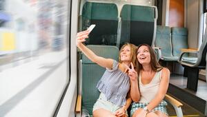 Freundinnen machen Selfie in der Bahn.