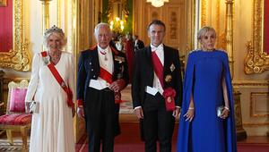 Königin Camilla und König Charles an der Seite ihrer Gäste Emmanuel und Brigitte Macron.