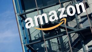 Das Logo und der Schriftzug vom global agierenden Onlineversandhändler Amazon