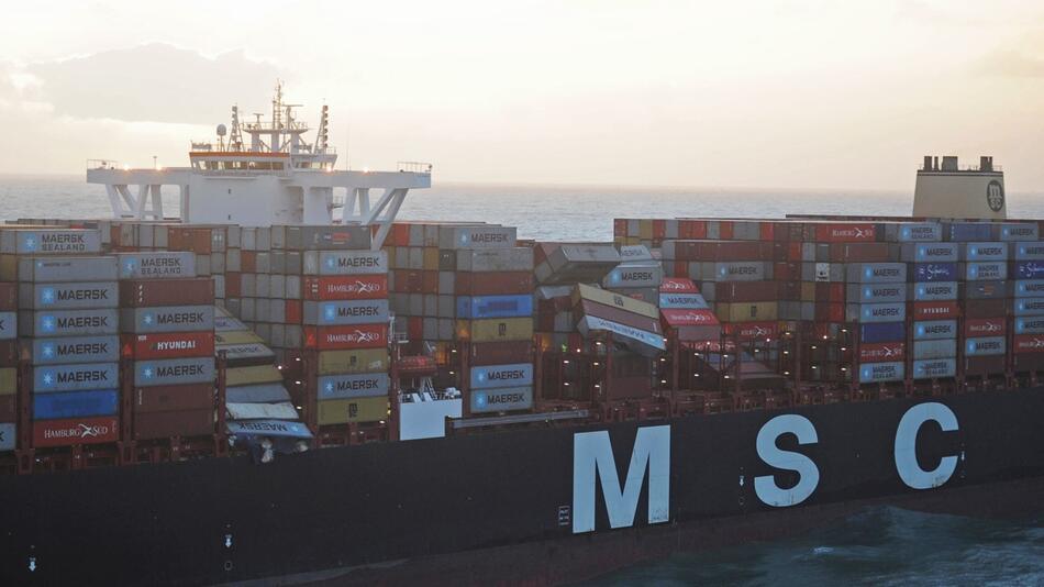 Frachter verliert 270 Container in der Nordsee
