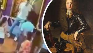 Selfie geht daneben: Mann reißt beim Posieren Loch in historisches Gemälde