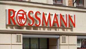 Rossmann, Drogeriemarkt, Firmenlogo über dem Eingang zu einer Filiale