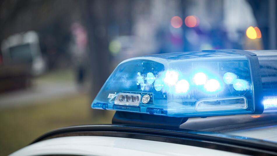 Fußgängerin gerät unter Auto und stirbt
