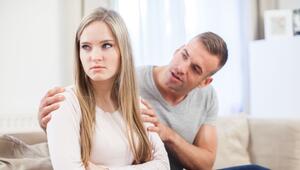 Frau sitzt enttäuscht neben ihrem Partner