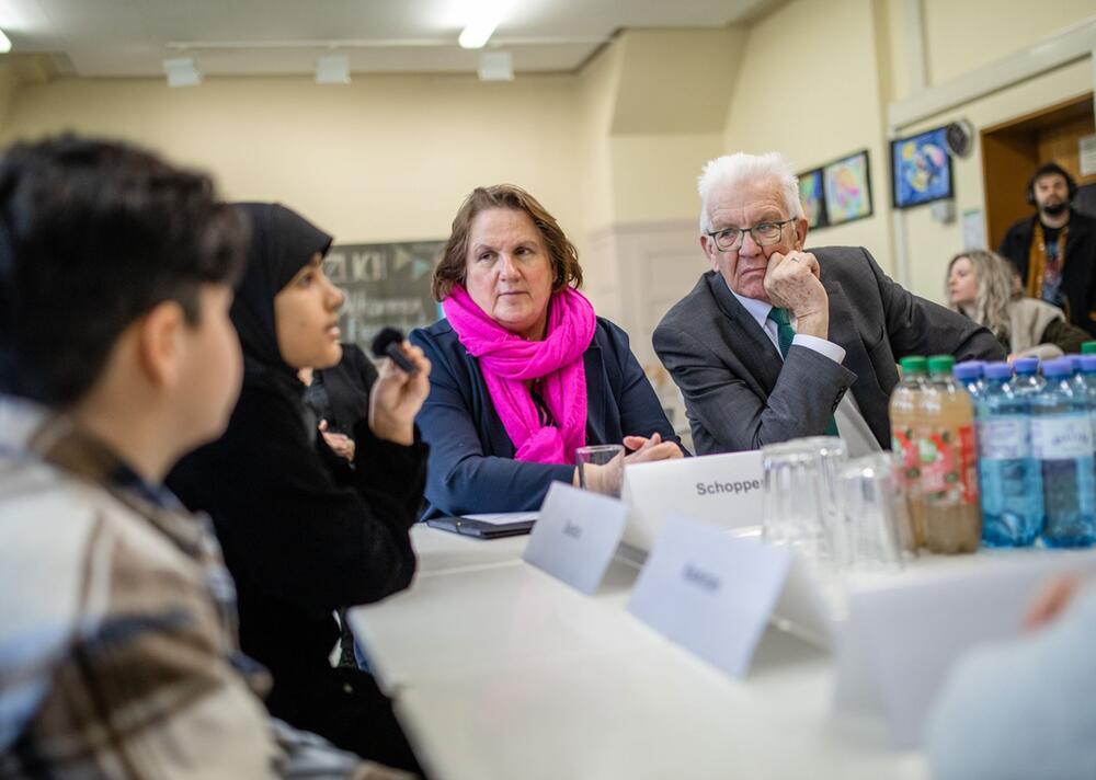 Kretschmann und Schopper besuchen Schule in Stuttgart