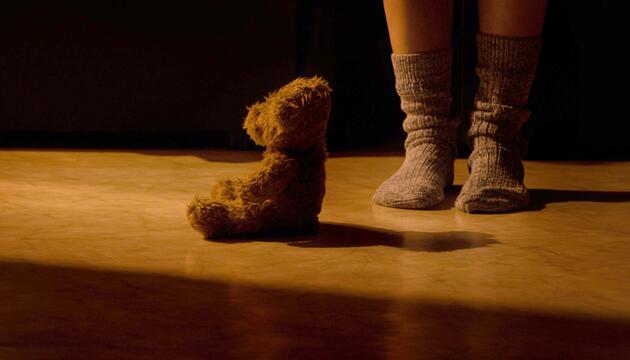 Kind Teddybär Füße