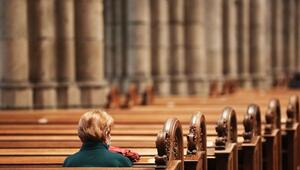 Eine Frau im Kölner Dom
