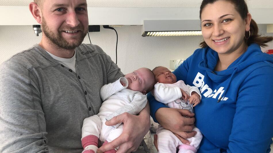 Mädchen kommt drei Monate nach seiner Zwillingsschwester zur Welt