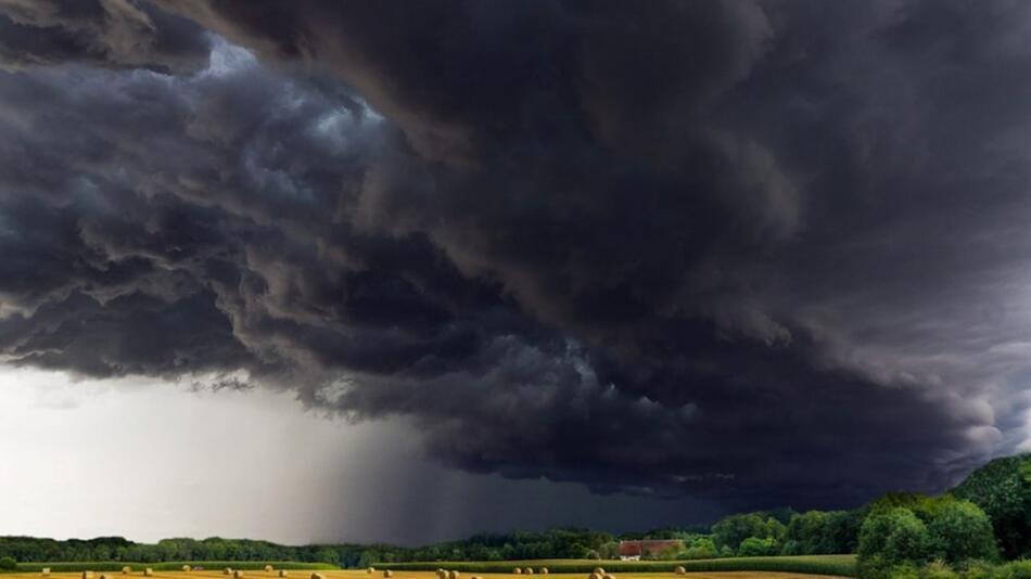 Ein Sommergewitter bringt Gefahren für Pferde.