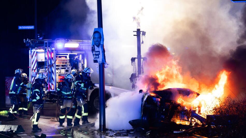 Auto geht nach Verfolgungsfahrt in Flammen auf