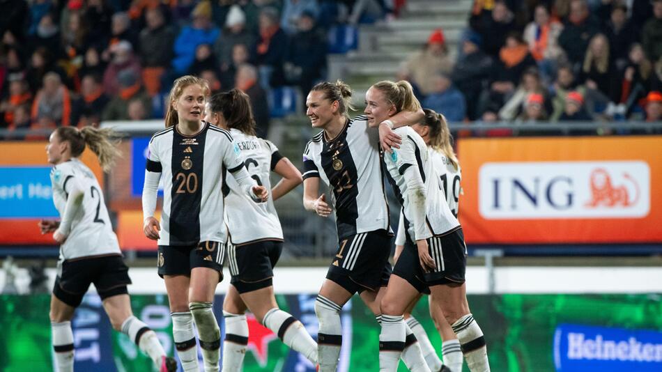 Die deutschen Fußballfrauen feiern ihr zweites Tor in den Niederlanden