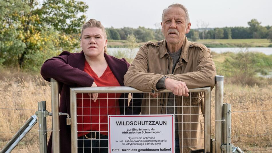 Die Ermittler Alexandra Luschke (Gisa Flake) und Karl Rogov (Frank Leo Schröder) bei ihren ...