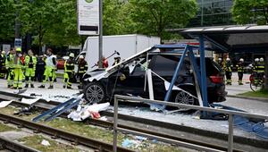Auto fährt in Haltestelle