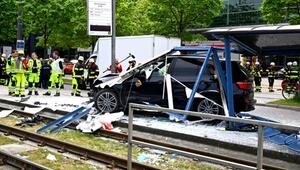 Auto fährt in Haltestelle