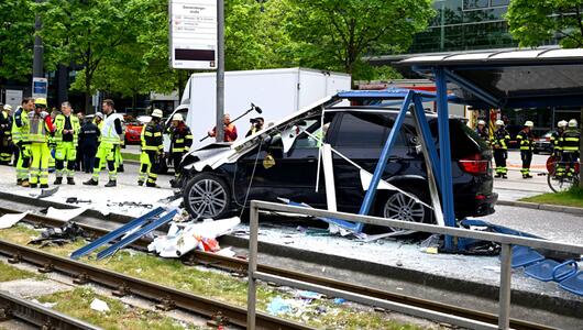 Auto fährt in Haltestelle