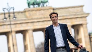 Heinrich Strößenreuther (Grüne) vor dem Brandenburger Tor in Berlin